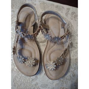 Andiamo flower thong sandal.